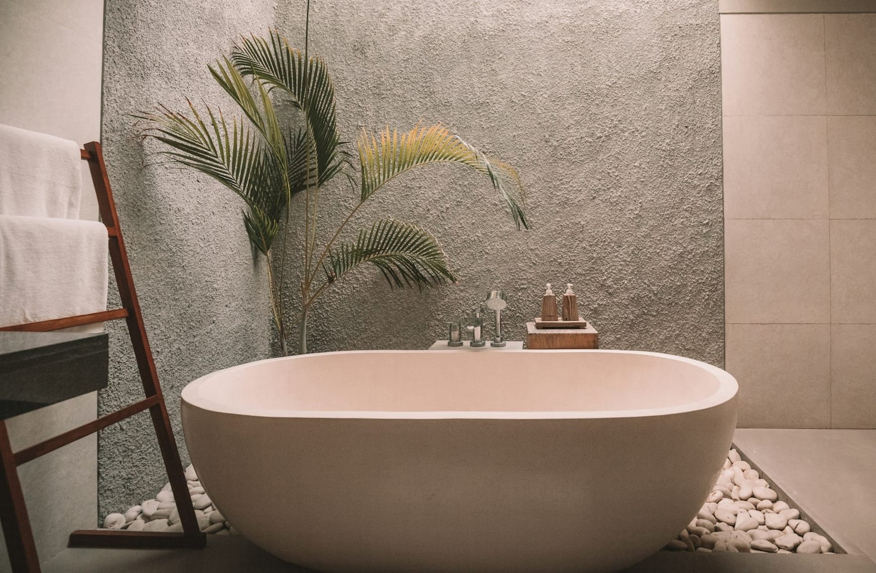 white ceramic bathtub